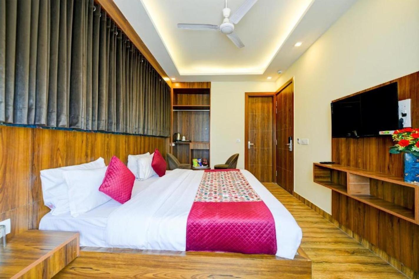 Hotel Rosewood A Family Near Delhi Airport New Delhi