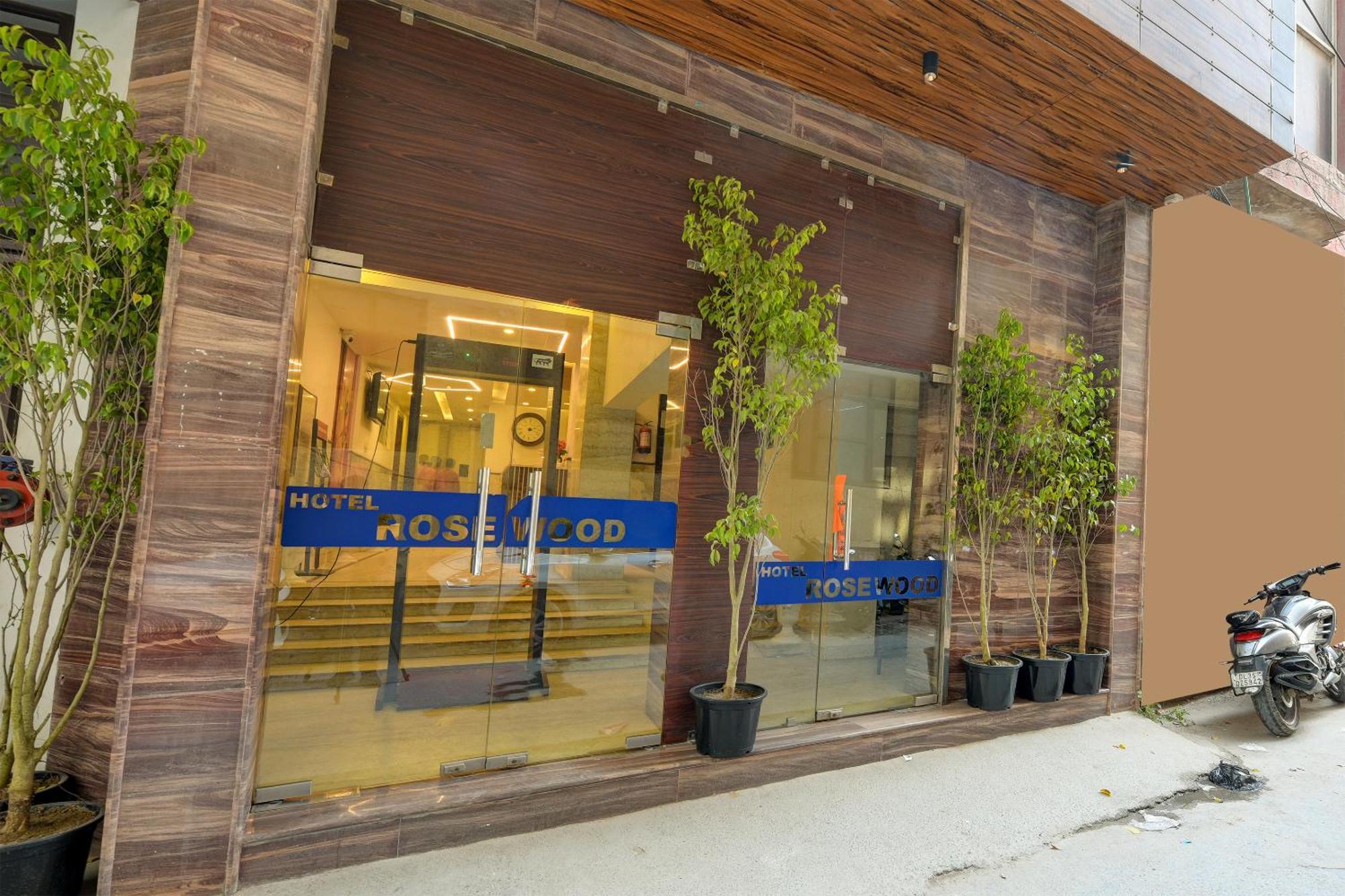 Hotel Rosewood A Family Near Delhi Airport 4*